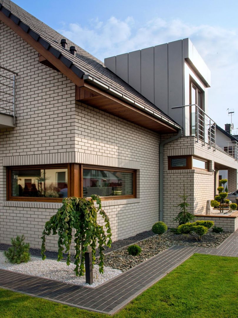 Nietypowe okna - długie i wąskie - to kolejne cechy charakterystyczne tego domu, które wyróżniają go spośród innych budynków tego typu. Fot. Röben 