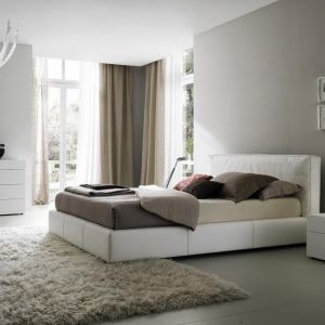 Ważną cechą stylu minimalistycznego jest wyciszenie, tak bardzo pożądane w sypialni. Fot. Home Interior Designers