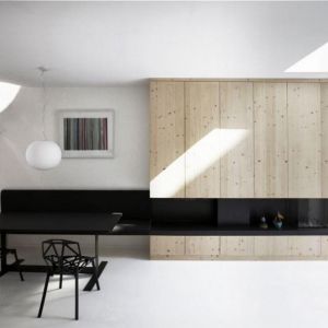 Jasne wnętrza przełamane wyrazistym, czarnym akcentem to typowy sposób na urządzenie wnętrza w stylu minimalistycznym.  Fot. Home Interior Designers