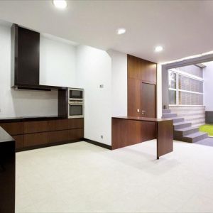 Kuchnia urządzona w minimalistycznym stylu dobrze pasuje do nowoczesnych domów. Fot. Home Interior Designers