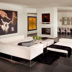 Wnętrza urządzone w minimalistycznym stylu potrafią doskonale wyeksponować jeden główny element, np. duży obraz na ścianie. Fot. Home Interior Designers
