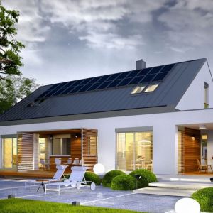 Projekty domów energooszczędnych cechuje zwarta bryła przekryta dwuspadowym dachem. Proj. Mangus G2 Energo Plus, Fot. Archipelag