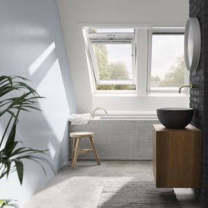Do łazienki polecane są okna drewniano-poliuretanowe, mają właściwości okien drewnianych, a jednocześnie są całkowicie odporne na wodę. Ponieważ rdzeń drewniany został w nich oblany poliuretanem, ich powierzchnia jest gładka i bez połączeń, są idealne pod względem utrzymania w czystości. Fot. Velux