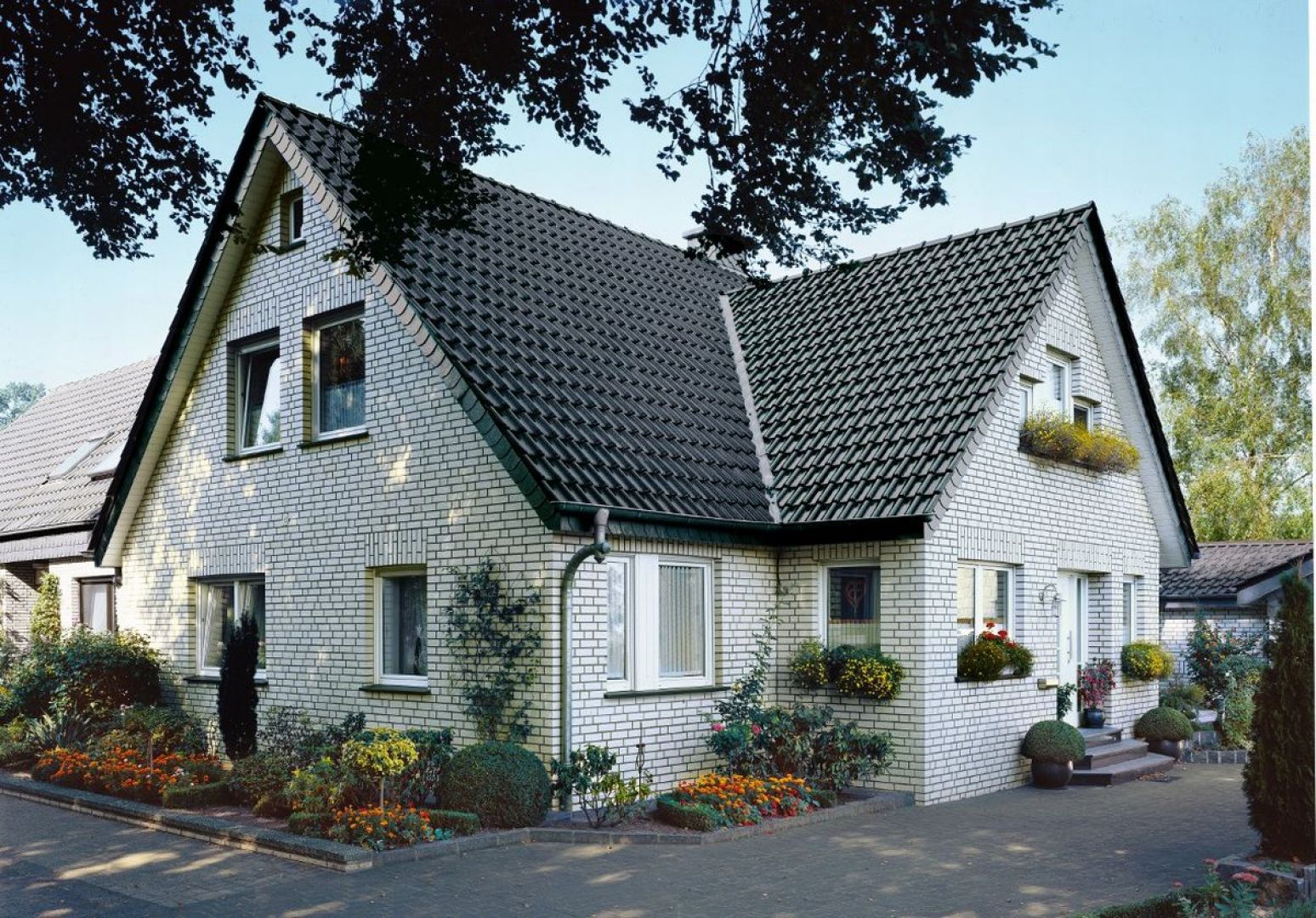 Nowoczesny kolor cegieł klinkierowych dobrze prezentuje się w domach o klasycznych bryłach. Fot. Röben 