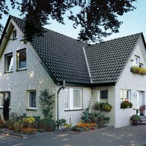 Nowoczesny kolor cegieł klinkierowych dobrze prezentuje się w domach o klasycznych bryłach. Fot. Röben 
