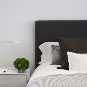 Zielona ozdoba przy łóżku doskonale pasuje do klimatu miejsca, w którym zlokalizowano dom. Fot. West Chin Architects