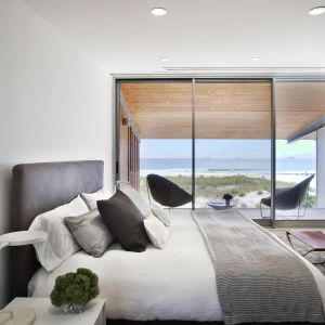 Z sypialni również rozciąga się piękny widok na ocean. Fot. West Chin Architects