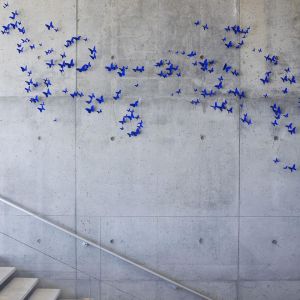 Na betonowej ścianie namalowano ptaki, które doskonale pasują do lokalnego klimatu. Fot. West Chin Architects