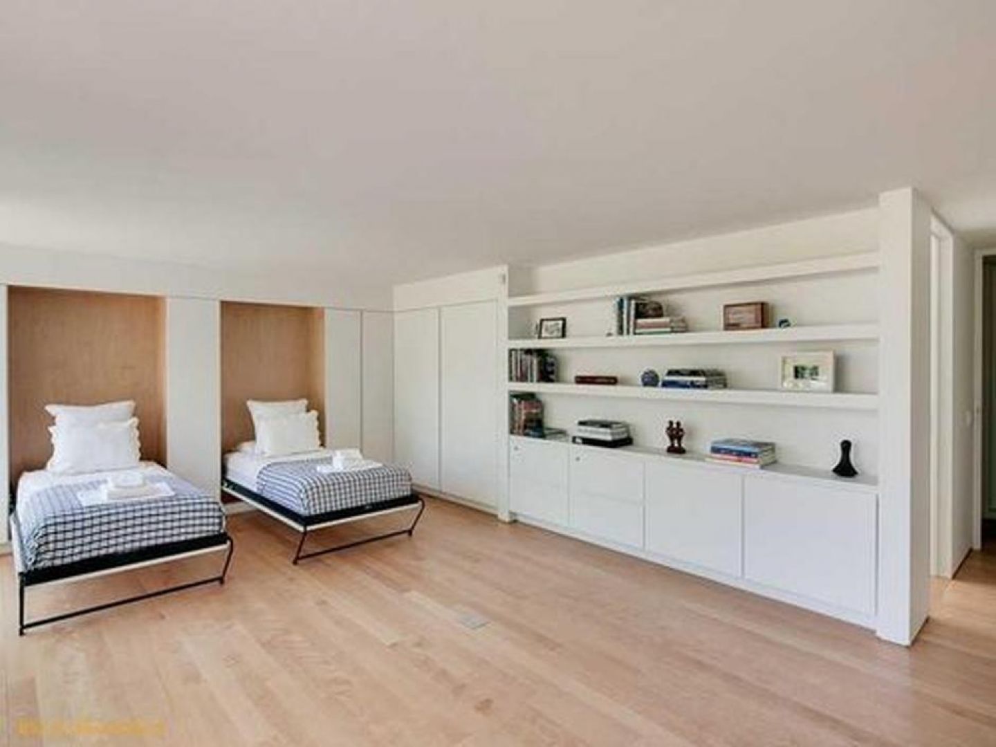 Wnętrza domu urządzono w jasnym, minimalistycznym stylu. Dominuje w nich biel ocieplona jasnym drewnem. Fot. Paul Warchol