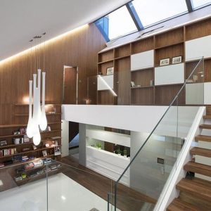 Wnętrza domu Edge urządzono w nowoczesnym stylu. Przy schodach zamontowano delikatną szklaną balustradę - charakterystyczną dla tego typu wnętrz. Fot. Mobius Architekci
