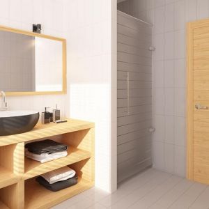 Grube drewniane półki w łazience nadają jej klimatu domowego SPA. Projekt: Z10. Fot. Z500