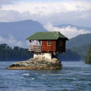 Ten dom stoi na skale na rzece Drina w Serbii. Grupa młodych ludzi postanowiła wybudować go w 1968 roku. Okazało się to na tyle dobrym pomysłem, że budynek stoi do dziś. Fot. Marko Djurica
