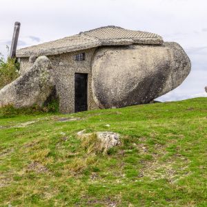 Casa do Penedo, czyli dosłownie dom z kamienia, położony jest w górach Fafe na północy Portugalii. Klimat prehistorycznej epoki zawdzięcza również temu, że w domu nie ma elektryczności. Wnętrza oświetlane są wyłącznie świecami i ogniem kominka. Fot. Shutterstock