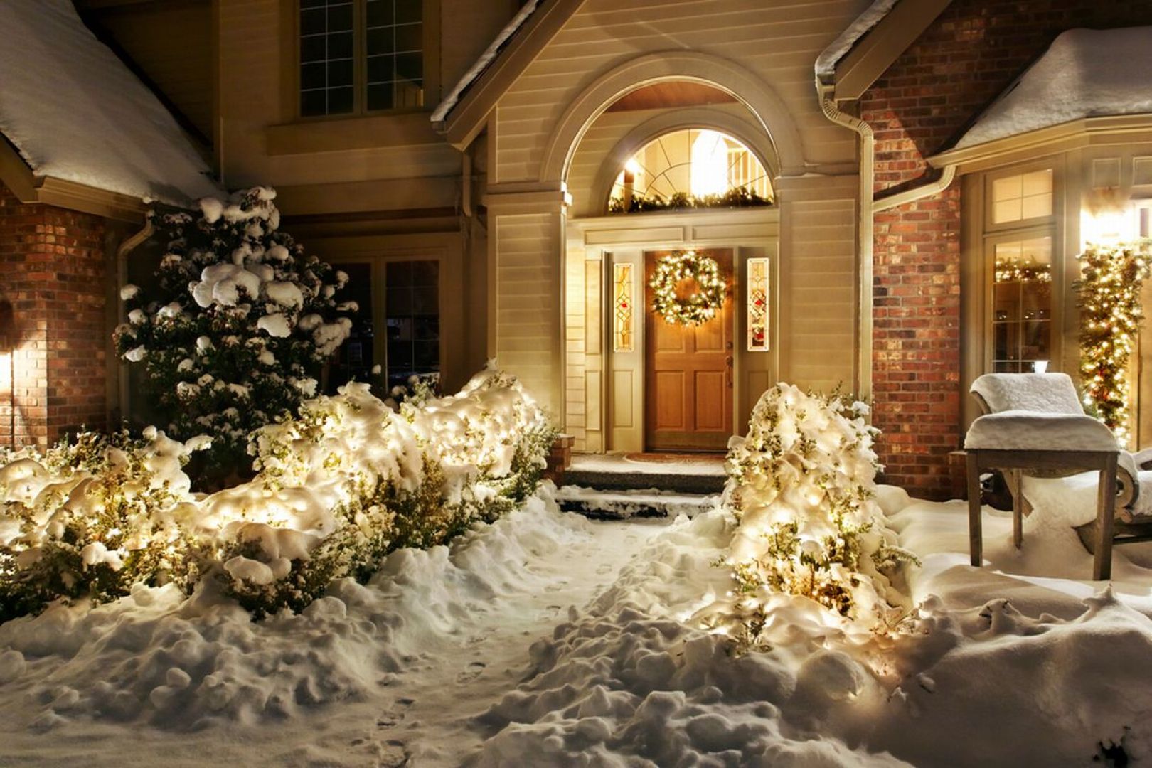 Najprostszym sposobem na udekorowanie świątecznego ogrodu są różnego rodzaju lampki. Możemy ozdobić za ich pomocą, nie tylko choinkę w domu, ale także drzewka i krzewy na zewnątrz. Fot. Shutterstock