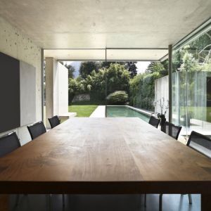 Zwolennicy minimalistycznej estetyki mogą sięgnąć po rozwiązania z bardzo cienkimi ramami okiennymi, które maksymalnie otwierają wnętrze na otoczenie. Fot. Shutterstock