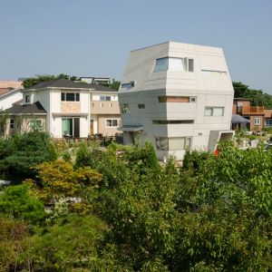 Dom jest zwieńczeniem marzeń koreańskiej rodziny o własnej przestrzeni w oddalonej od zgiełku miasta dzielnicy.