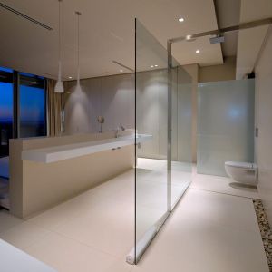 Łazienka to typowy przykład nowoczesnego, minimalistycznego stylu. Jasna z delikatną, szklaną przegrodą na prysznic sprawia bardzo "lekkie" wrażenie. Fot. SAOTA
