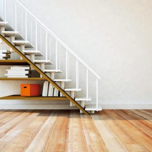 Dobrym sposobem na dodatkowe miejsce jest wykorzystanie powierzchni pod schodami. Można tam zamontować półki, stworzyć niewielkie pomieszczenie gospodarcze lub urządzić niewielką garderobę. Fot. Shutterstock