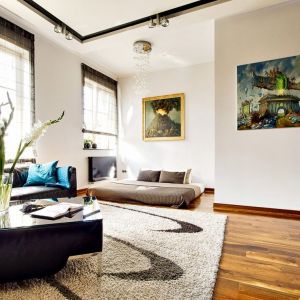 W salonie i sypialni czaruje orzech amerykański kanadyjskiej marki Torlys, podłoga o pięknym rysunku, którą można stosować na ogrzewaniu podłogowym. Fot. Moti Investment
