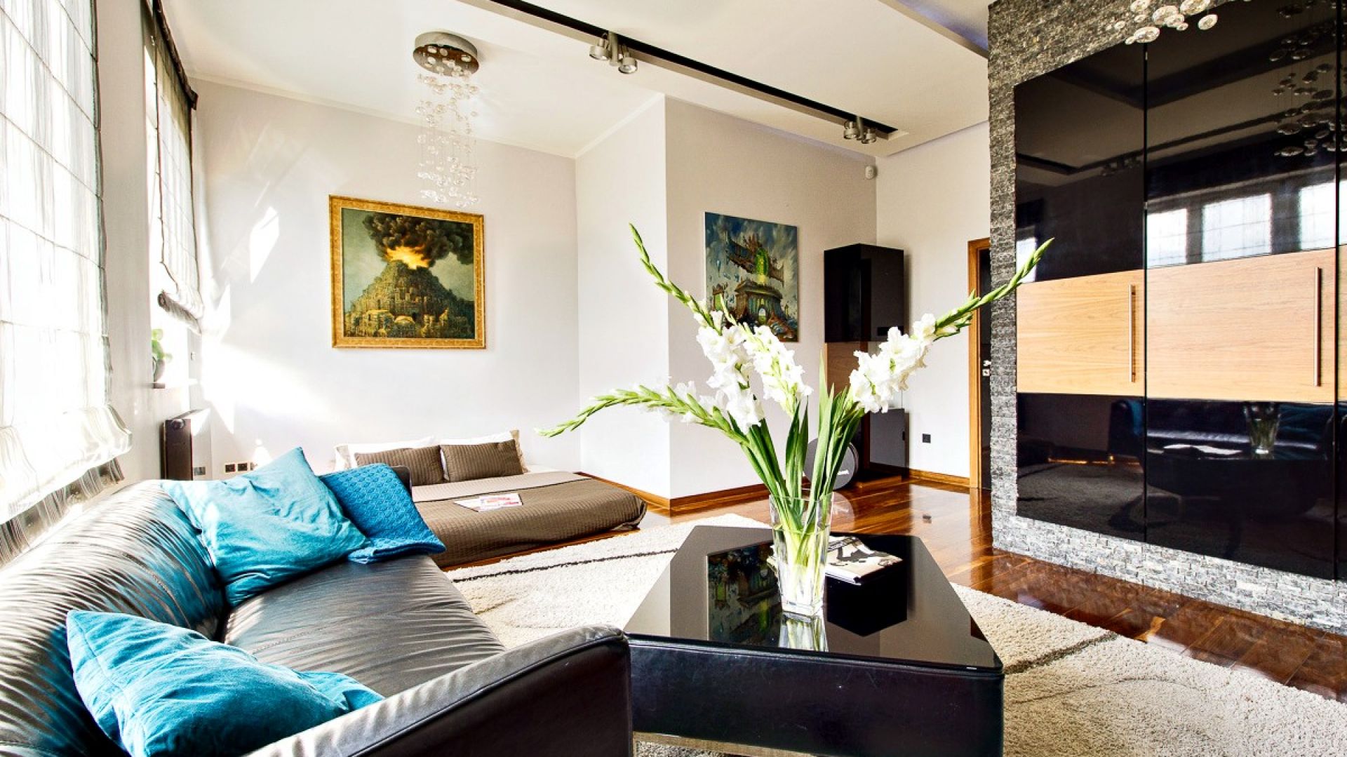Kamień i drewno w salonie. Zobacz piękny apartament w Krakowie