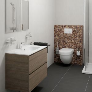 Przykład małej łazienki urządzonej nowocześnie. Białe ściany przełamano brązami mebli i mozaiki oraz ciemniejszą podłogą. Fot. Coram