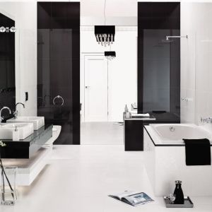 Łazienka w bieli przełamanej czernią to propozycja dla tych, którzy cenią sobie elegancję. Fot. Ceramstic