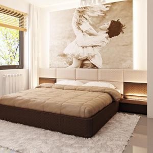 Sypialnia na poddaszu urządzona jest w minimalistycznym, prostym stylu. Wnętrze ożywia duży plakat na ścianie za łóżkiem. Projekt: Z124. Fot. Z500