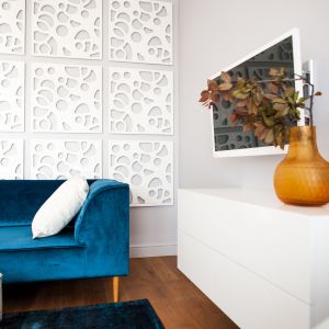 Jedną z wysublimowanych ozdób salonu są ażurowe panele ścienne wykonane białego MDf-u. Fot. Adam Ościłowski