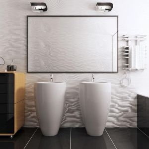 Duże lustro, dwa zlewy, wanna i szafka są wyposażeniem nowoczesnej czarno-białej łazienki. Fot. Z500