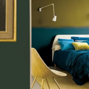 Połączenie wyrazistego turkusu i złota prezentuje się niezwykle elegancko. Te dwie barwy stały się motywem przewodnim całej sypialnia. Fot. Dulux
