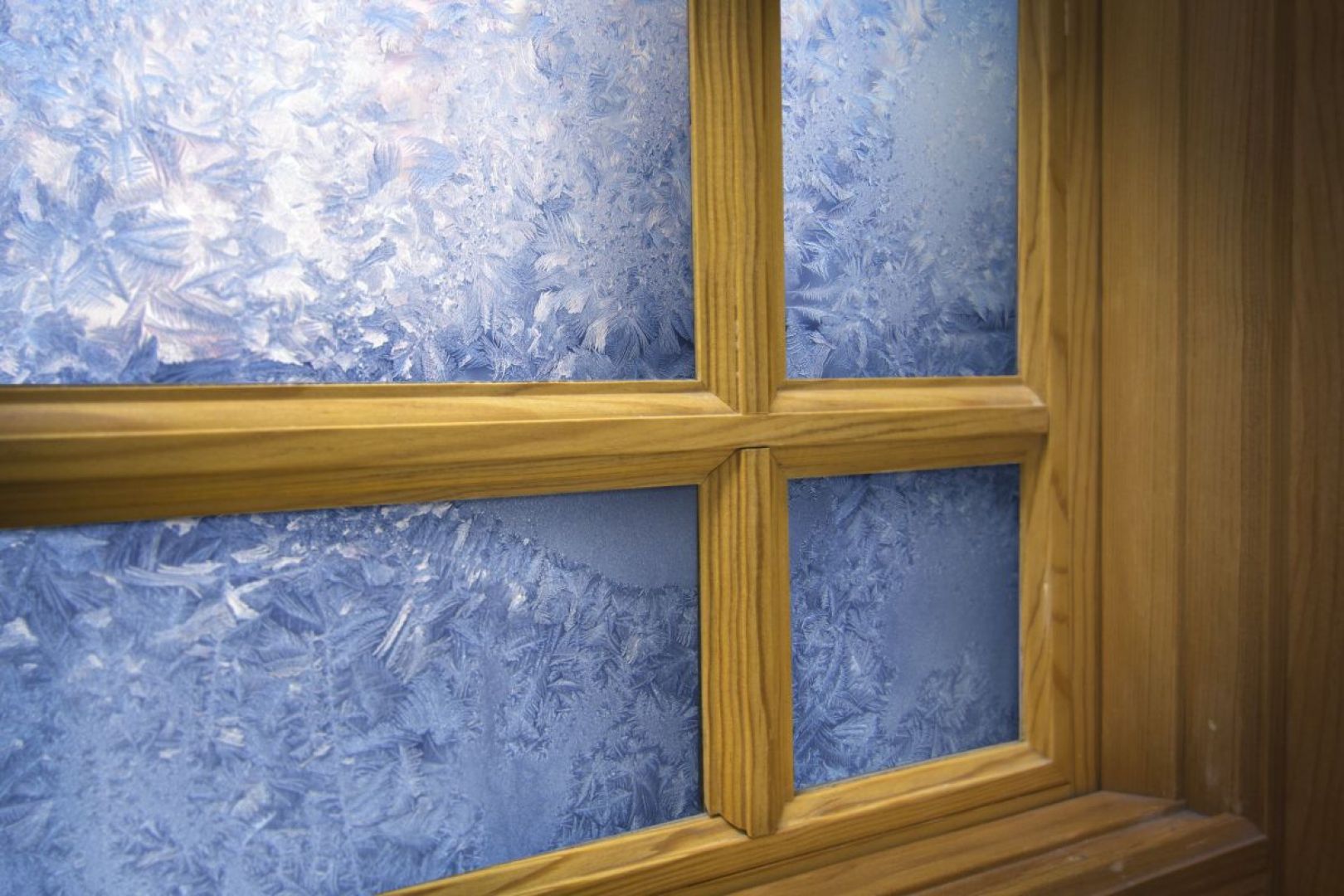 Nadmierna wilgotność staje się problemem, jeśli z jednej strony zainstalowaliśmy dobrze izolowane okna z jednokomorowymi szybami zespolonymi, z drugiej zaś wentylacja w naszym mieszkaniu jest mało efektywna. Dodatkowo, zaparowane okna podczas mrozów pokrywają się warstwą lodu. Fot. Shutterstock
