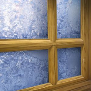 Nadmierna wilgotność staje się problemem, jeśli z jednej strony zainstalowaliśmy dobrze izolowane okna z jednokomorowymi szybami zespolonymi, z drugiej zaś wentylacja w naszym mieszkaniu jest mało efektywna. Dodatkowo, zaparowane okna podczas mrozów pokrywają się warstwą lodu. Fot. Shutterstock