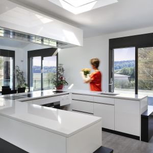 Kuchnia to pomieszczenie, w którym światło naturalne jest szczególnie potrzebne. Tu także warto zamontować okno dachowe. Fot. Velux