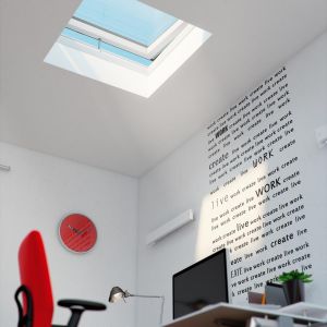 Dobrym pomysłem jest ustawienie biurka bezpośrednio pod oknem. Wówczas w ciągu dnia miejsce pracy oświetlone jest światłem naturalnym. Fot. Fakro