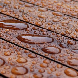 Woda i wilgoć stanowią duże zagrożenie dla elementów drewnianych dlatego należy je odpowiednio zabezpieczyć preparatem impregnującym. Fot. Shutterstock