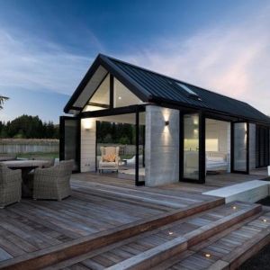 Przykład domu inspirowanego stodołą, w którym główną rolę odgrywają przeszklenia. Projekt: Horseshoe Bend Cabana. Fot. Mason & Wales Architects