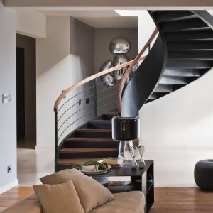 Bardzo ciekawie i nowocześnie prezentują się zakręcone schody na piętro. Można je uznać za element dekoracyjny wnętrza. Fot. Mood Works