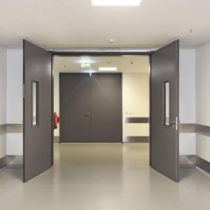 Stalowe drzwi wielofunkcyjne firmy Hörmann spełniają różnorodne wymagania w zakresie funkcji specjalnych, przy jednoczesnym zapewnieniu wysokich standardów estetycznych. Fot. Hörmann