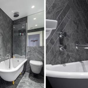Jasne i ciemne szare płytki w łazience stanowią idealne tło dla białych urządzeń sanitarnych. Fot. Architecture for London 