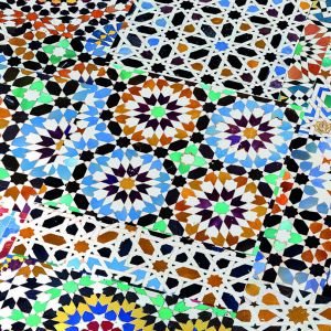 Bajecznie kolorowe wzory to zupełna nowość w kolekcjach paneli alminowanych. Wzór mosaic. Fot. Falquon