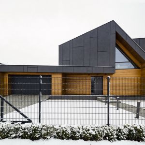 Dom w zimowej scenerii prezentuje się niezwylke zjawiskowo. Fot. Beczak/Beczak/Architektci