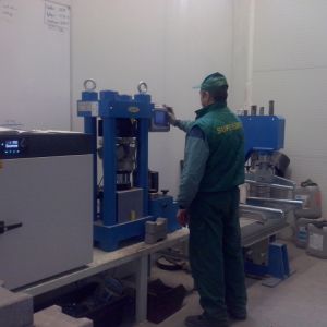 W firmowym laboratorium już na etapie produkcji, specjaliści z ABW Superbruk poddają kostki różnym testom. Fot. ABW Superbruk