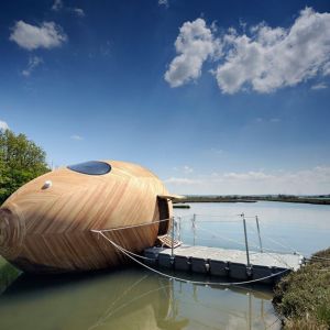 Stephen Turner zaprojektował swój dom w kształcie jaja w reakcji na globalne zmiany klimatu. Konstrukcja w angielskiej wsi Exbury wnosi się i opada w zależności od przypływu, nawiązując do zmiany poziomu wód przez globalne ocieplenie. Fot. Tiny House For Us