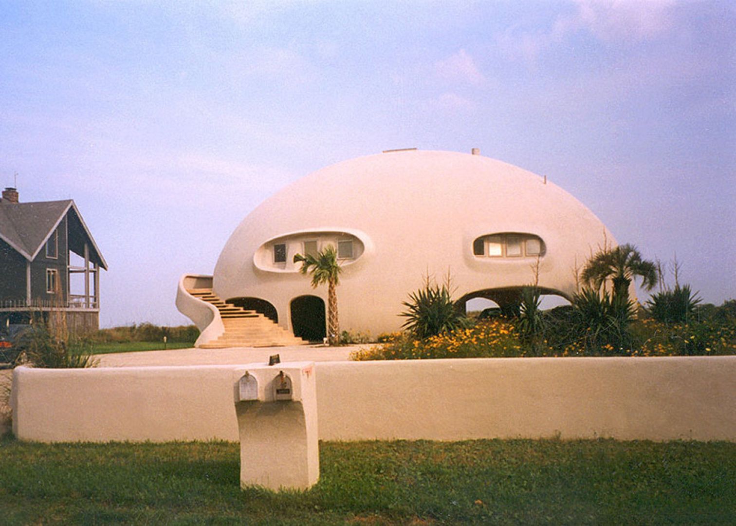 The Eye of the Storm to monolityczna konstrukcja na Wyspie Sullivana w Południowej Karolinie w Stanach Zjednoczonych, która z daleka przypomina wielkie leżące jajo z tajemniczymi otworami. Fot. monolithic.org