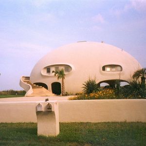 The Eye of the Storm to monolityczna konstrukcja na Wyspie Sullivana w Południowej Karolinie w Stanach Zjednoczonych, która z daleka przypomina wielkie leżące jajo z tajemniczymi otworami. Fot. monolithic.org