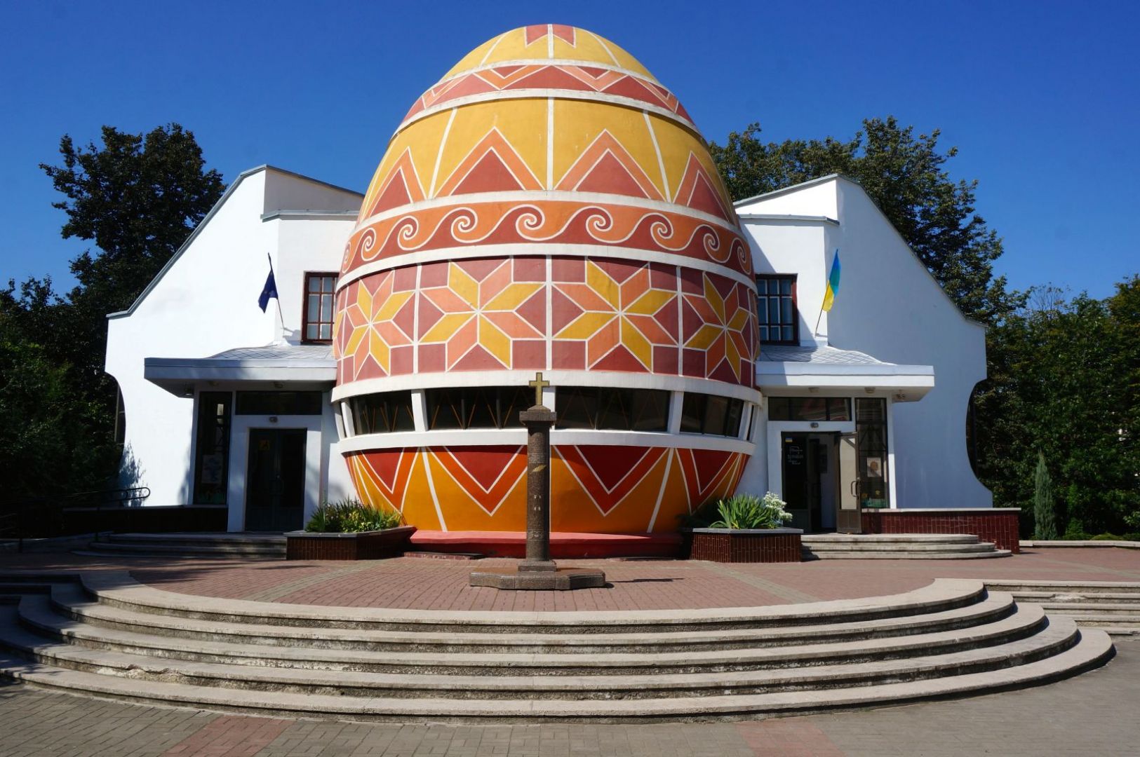 Ten budynek nie może być niczym innym niż Muzeum Pisanek! Wielkie jajo powstało na Ukrainie w Kołomyi w 2000 roku z okazji festiwalu kultury huculskiej. Fot. roamingaroundtheworld.com
