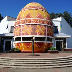 Ten budynek nie może być niczym innym niż Muzeum Pisanek! Wielkie jajo powstało na Ukrainie w Kołomyi w 2000 roku z okazji festiwalu kultury huculskiej. Fot. roamingaroundtheworld.com