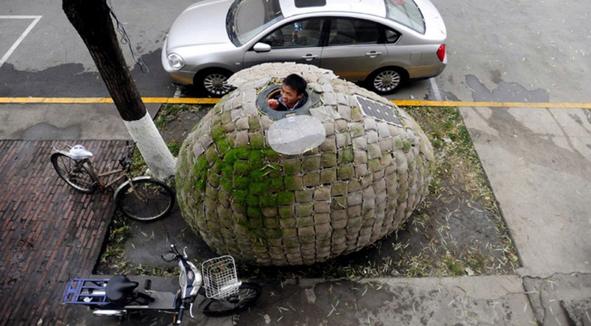 Dai Haifei, młody chiński architekt z Pekinu, wybudował sobie domek-jajo na chodniku, ponieważ nie stać go było na wynajęcie mieszkania. Fot. Reuters