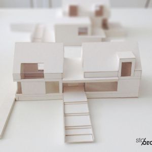 Podwarszawski dom w bieli i czerni jest jednym z najnowszych projektów pracowni architektonicznej Stoprocent. Prezentowany budynek jest domem jednorodzinnym, który był kilkakrotnie rozbudowywany. Makieta domu. Fot. Stoprocent