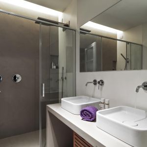 Planowanie oświetlenia łazienki najlepiej rozpocząć od wydzielenia stref, które będą potrzebowały odpowiedniego światła. W zależności od miejsca oraz jego funkcji powinniśmy wziąć pod uwagę inny rodzaj natężenia oraz odmienną barwę. Fot. Candellux